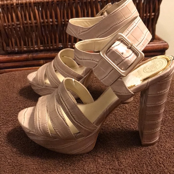 Size 7.5 Guess thick heels - Picture 3 of 4